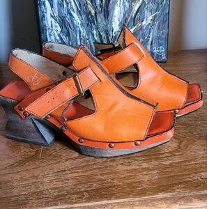 Vintage Fluevog "Response" Orange Sandals Sz 7 Retro